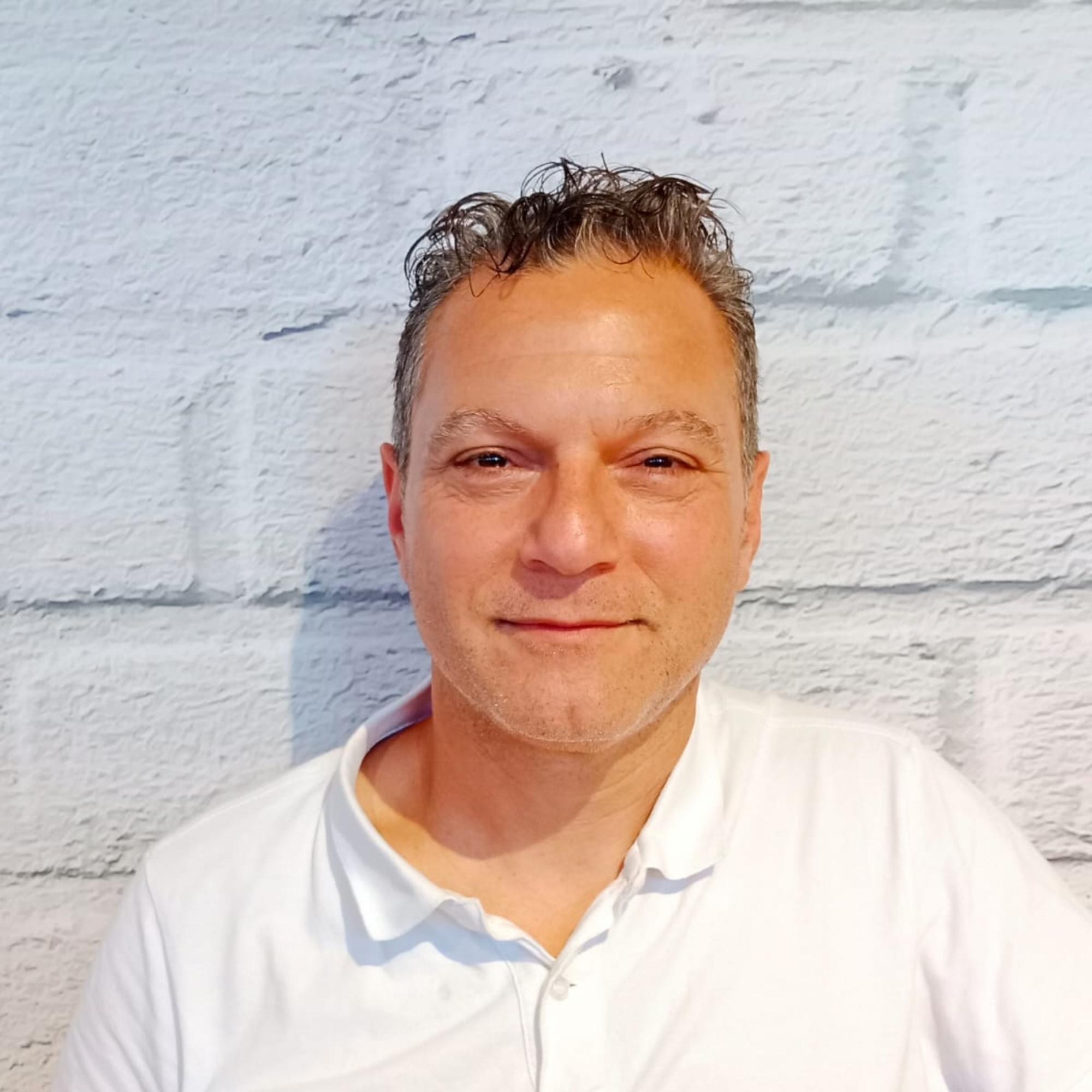 איש מכירות יניב